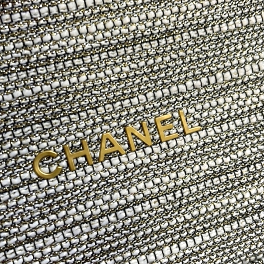 CHANEL 2022 SILVER GOLD TWEED COSMETIC BAG Pouch HOLIDAY LIMITED EDITION NEW - Picture 5 of 7